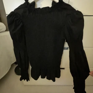 Blus  - Svart blus från vero moda 💕 nypris 400kr