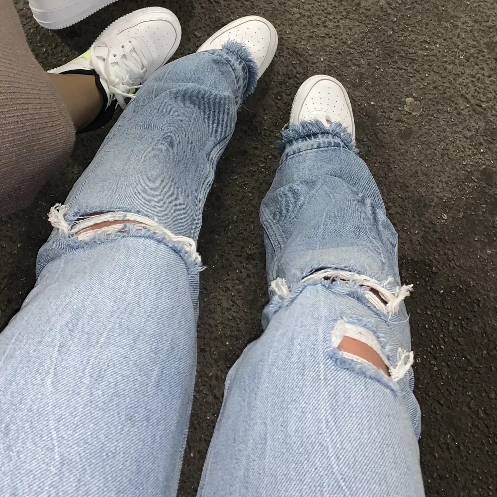 Säljer dessa jeans i storlek S. Använt få gånger så bra skick och bra längd. Jag är 167cm och de passar bra, men längden passar även om man är lite längre.  Orginalpris 599kr. Jeans & Byxor.