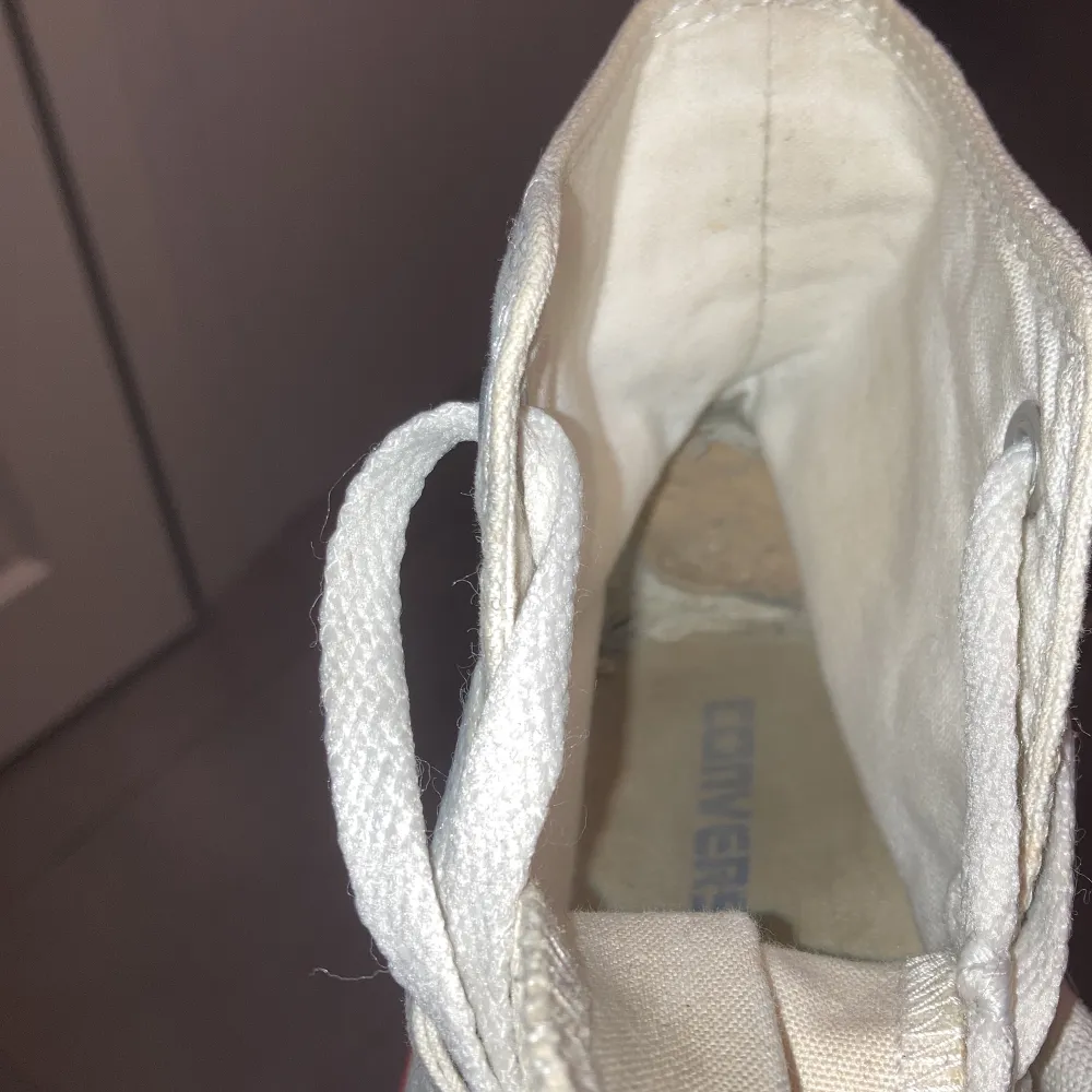 Ett par jättesnygga vita converse skor i storlek 37,5 men passar mig med 38 bra!! Jag säljer då de inte kommer till användning!💕 De är lite slitna i hälen och är köpt secondhand förra sommarn! Skriv för fler bilder!!💕💕. Skor.