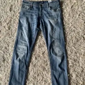 Jeans i storlek 30/32 , finns en defekt, hör av er privat som info om detta. Nypris 1600 kr 