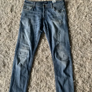 Jeans - Jeans i storlek 30/32 , finns en defekt, hör av er privat som info om detta. Nypris 1600 kr 