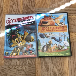 Filmer  - 7 stycken barnfilmer. Smurfarna (3st), Lego friends (2st), Transformers och Boog och Elliot. 40kr/styck 