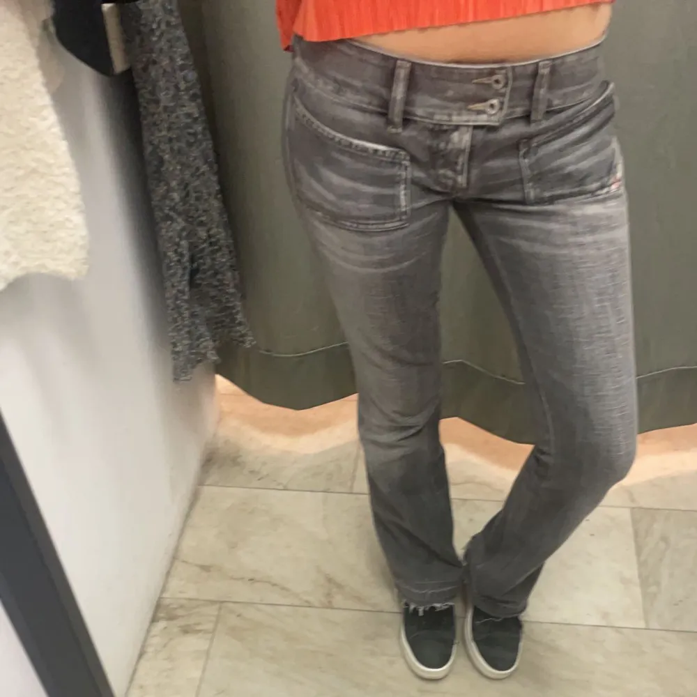 ascoola diesel jeans i bra skick!! de har fina detaljer och längst ned är sömmen uppsprättad för att få de några cm längre. säljer pga att jag inte använder de så mycket och behöver plats i garderoben hihi❣️. Jeans & Byxor.