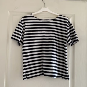 T-shirt  - randig tshirt i snygg modell från mango 