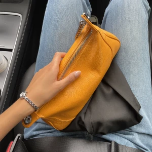 Gul Byfar-väska - Gul väska med silvrig kedja från märket Byfar. Fint skick.  Nypris: 5000 kr