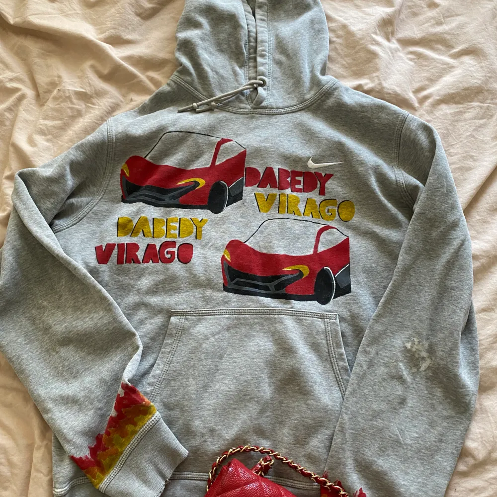 Retro Nike hoodie storlek M. Någon form av bil grej/tryck❤️fläck på fickan och på arm se bild 2☺️ . Hoodies.