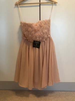 Balklänning - Säljer en kort bandeau klänning för 80+frakt. Säljes då jag inte får någon användning och är i storlek xs