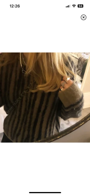 Stickad tröja från &otherstories - Så snygg stickad tröja med mönster från &otherstories, sparsamt använd, alpaca material 