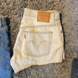 Jeansshorts  - Intressekoll på mina fina levi’s 501 shorts som är ett måste till sommaren!!💓🌸🤍 Säljer då de är för små för mig,endast använda en gång❤️‍🔥 Storlek 26 (=34/36) 🌟Om flera är intresserade är det budgivning
