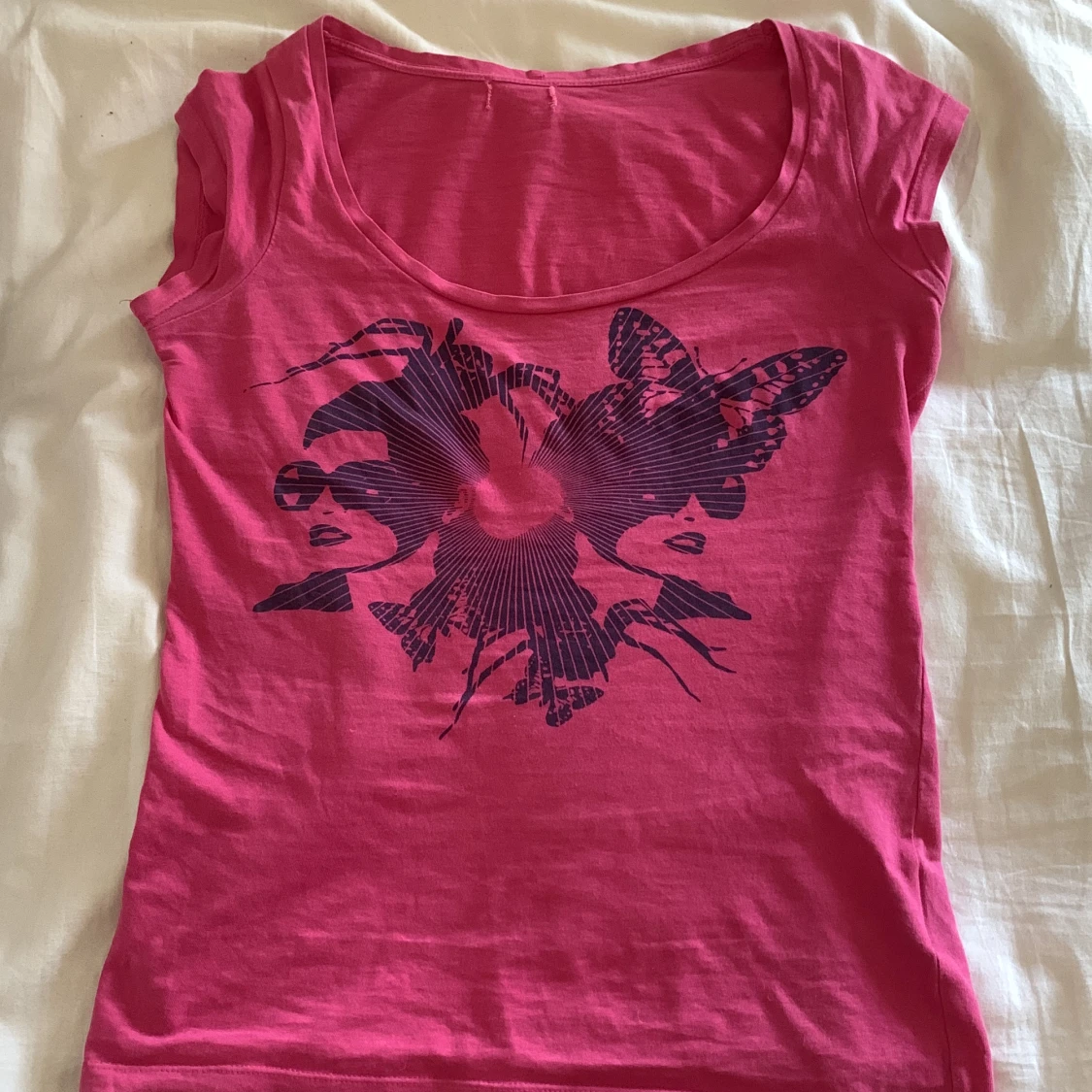 Rosa tröja med lila mönster