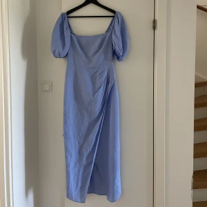 & other stories klänning  - Fin somrig klänning!  I nyskick (använd 1 gång)  True to size.  Kan mötas upp i centrala Göteborg!