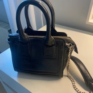 Väska zara  - Säljer min fina väska från zara! Väskan har bra med förvaring och band som man kan ta på och av💕