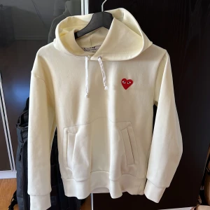 CDG play hoodie  - CDG play hoodie   Skick: väldigt bra sällan använd.   Storlek: Small 