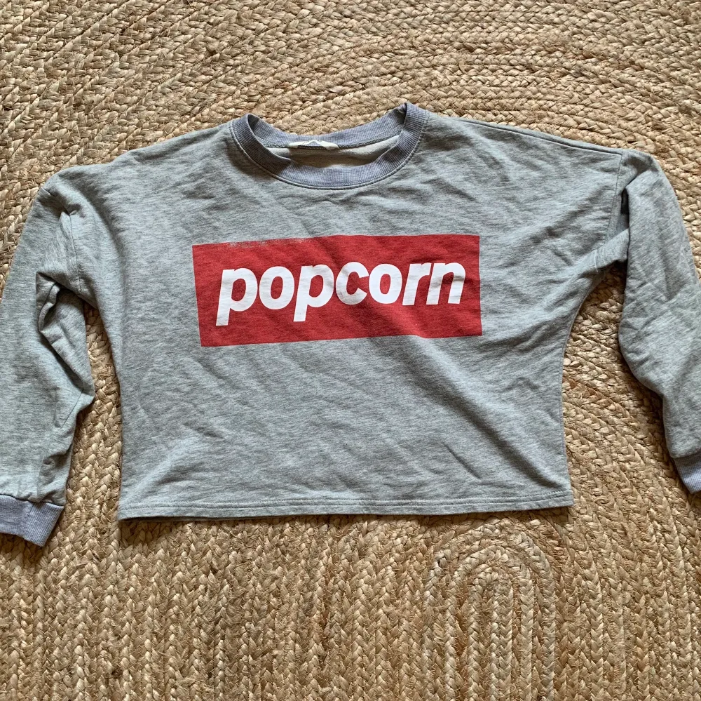Croppad sweatshirt med Popcorn-text strl XS/S. . Hoodies.