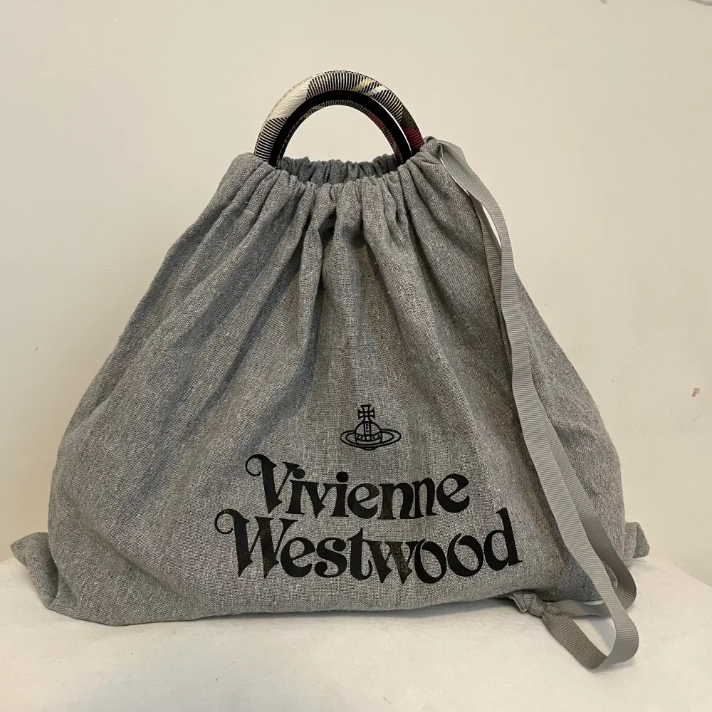 Säljer min Vivienne westwood derby medium Yasmine bag i nyskick med tag. Från en av hennes kollektioner innan hon gick bort.  Mått: L 20cm x H 30cm x B 12.5cm  Handtag: 13cm. Väskor.