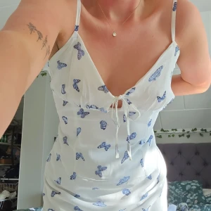 Fjärilsklänning - Superfin sommarklänning som tyvärr blivit för stor för mig, använd några gånger men bara till finare grejer🫶passar M och L