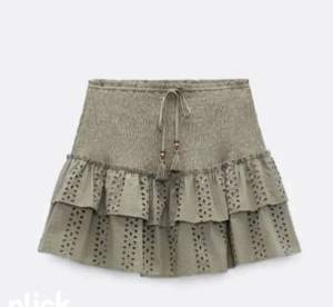Söker dessa volang kjoler 🤍Första säljs inte längre och är från zara. Andra från vero Moda