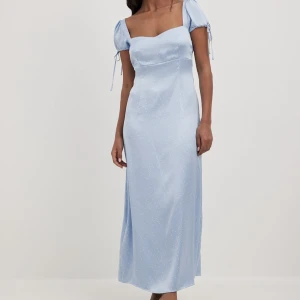 satinklänning - säljer denna jättefina klänning från nakd. aldrig använd med lappar kvar🩷