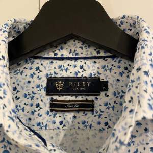Skjorta från Riley säljes Storlek XS, slimfit  Använd ca 5 gånger Ordinarie pris 599kr Säljer för 250kr