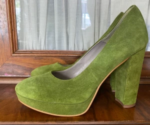 Snyggaste pumpsen!!!  - Sjukt snygga pumps från Tamaris i strl 38, något små i storleken. Aldrig använda, tyvärr för små. Äkta mocka.