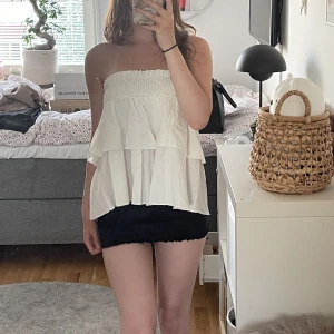 Vit kjol - Mycket fin vit kjol i storlek S som även kan bäras som klänning! Mycket bra skick för ej använd så den är som ny!💕Inte genomskinlig dessutom. Kolla under min profil för betalningsinfo!💕