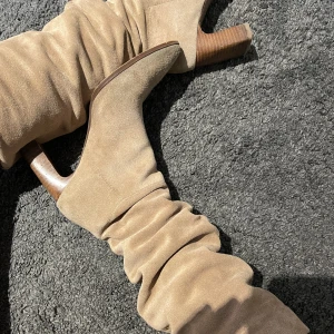Boots - Sjuk snygga bruna/beige mockaboots från Anna Field köpta på zalando. Klacken är ca 7cm. Liknande de populära bootsen från Zara 🧸🤍 Jättebra skick!! Nypris 1025kr 