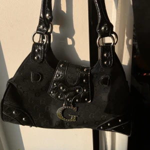 Guess väska - Äkta GUESS väska, köpt second hand 💕