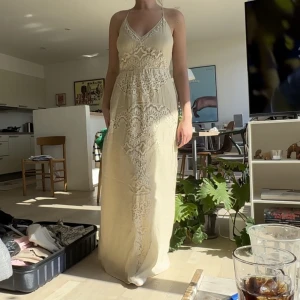 Långklänning  - Lång off white klänning, perfekt till sommaren säljer pga att jag föredrar klänningar där jag kan ha bh under.