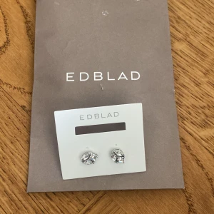 Diamant örhängen  - Ett par diamant örhängen som jag aldrig använt.