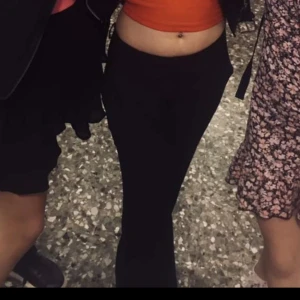 Kostymbyxor  - Dem populära lågmidjande kostymbyxorna från bikbok. Storlek 38, pris 150kr + frakt (69kr)