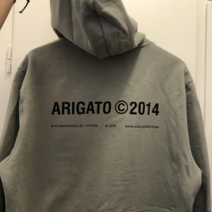 Axel Arigato huddie - Säljer en grön/grå huddie från Axel Arigato. Den är M i dam storlek men S i herrstorlek  Mycket bra skick!