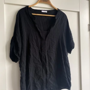 Blus - Fin svart t-shirt/blus!!! Inte använd så mycket & materialet är guld!!!🤘🏼