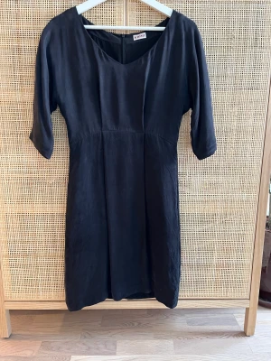 Svart klänning från Kiomi - Svart klänning från Kiomi Om jag minns rätt är det stl 36. Ingen stretch i tyget, dragkedja bak. 