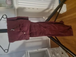 Byxor Skinnimitation vinröda - Snygga som sitter perfekt över rumpan. Låg midja och skönt tyg. StlM