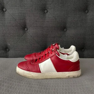 Valentino flycrew Röd - Säljer ett par Valentino Flycrew i storleken 39.5, cond 8.5/10. Perfekta till sommaren!
