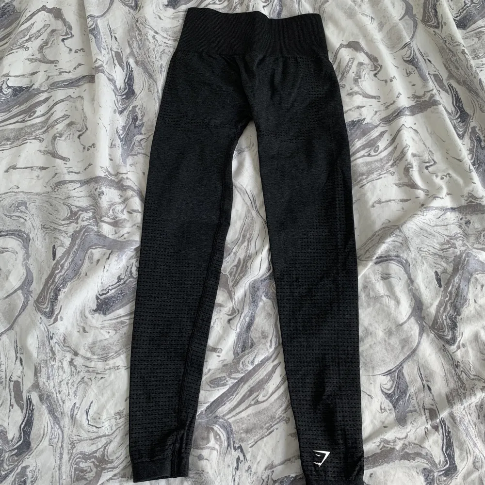 Nya svarta/mörkgrå Gymshark träningstights i storlek XS. Frakt kostar 45kr via swish 🖤. Jeans & Byxor.