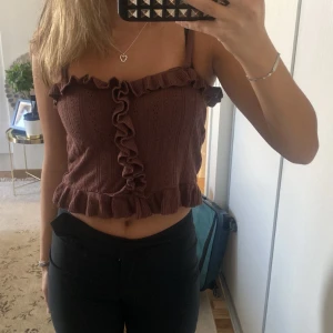 Zara topp - Säljer denna fina bruna toppen från zara som jag har använt en gång, därav väldigt bra skick. Köptes för 350kr och jag säljer för 150kr+frakt💕 Tryck inte på köp nu!