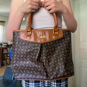 Väska - Fin brun väska med coolt mönster Mått: 36cm bred & 27cm längd