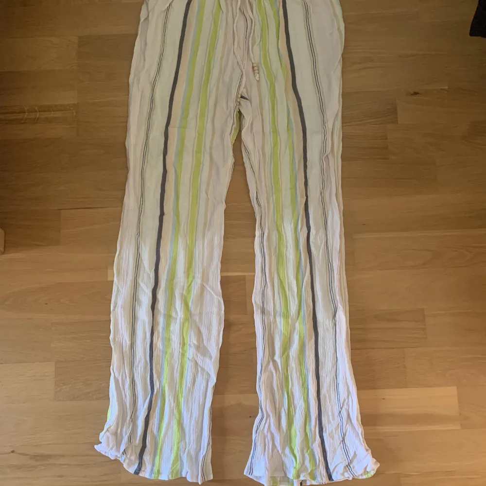 Säljer mina älskade byxor från Urban outfitters som jag köpte i Köpenhamn förra sommaren. Storlek S men skulle nog säja lite mer som en XS. Låga i midjan med ett snyggt band med pärlor. . Jeans & Byxor.