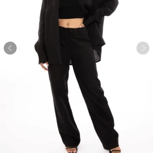 Linnebyxor  - Säljer mina svarta linnebyxor från adsgn då de ej kommer till användning. Inte använda speciellt många gånger så dem e i bra skicka, hör av dig för fler bilder❤️