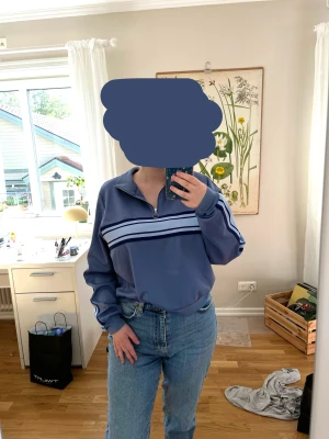 Tröja med dragkedja - En skitsnygg tröja från Bikbok! Den är aldrig använd så den är i toppskick!! Skriv till mig om du vill se fler bilder och eller har frågor🫶🏻köparen står för frakten.