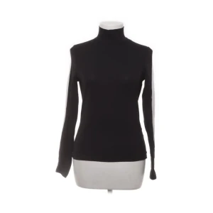 Tröja från monki - Tröja från monki i bra skick. Snygg vit detalj längs armarna och krage vid halsen. Storlek S. Frakt: 45 kr 