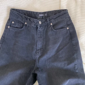 Boyfriendjeans Svarta med slits - Supersnygga boyfriendjeans i svart, nyskick.