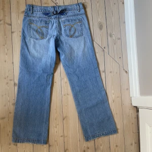 Lågmidjade jeans - Coola lågmidjade jeans i ljus tvätt med snygga fickor. Modellen är lite bredare och utsvängd. Perfekt skick. Storleken är som en L, skriv för mått❤️Kolla gärna in alla mina andra jeans!