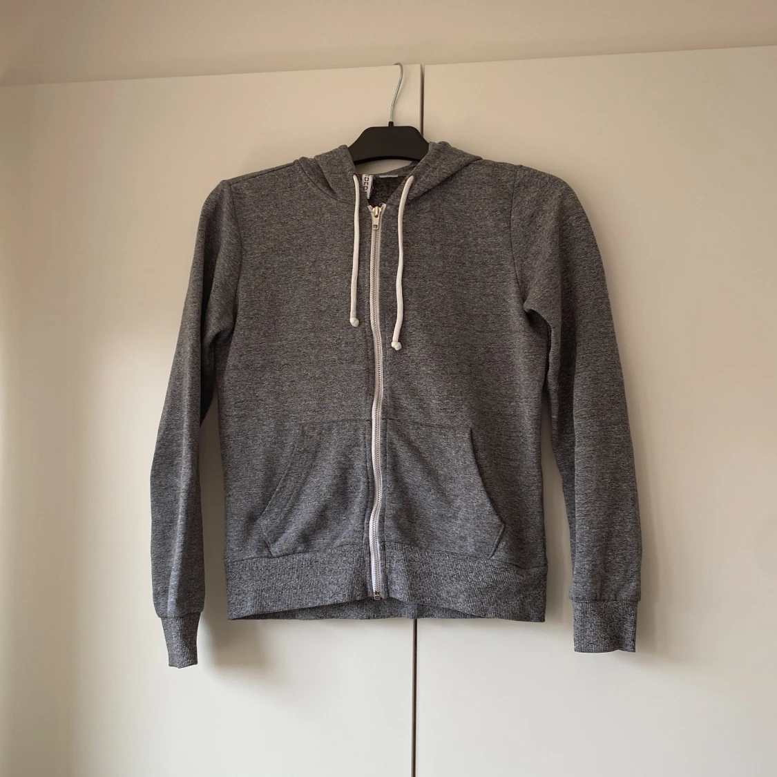 Grå luvtröja
