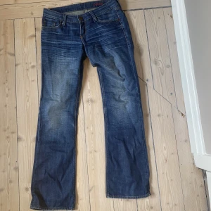 Lågmidjade jeans - Lowwaist jeans i mörkblå tvätt. Rak, lätt utsvängd modell. Fint skick! Storleken är ungefär som en M, skriv för mått❤️Kolla gärna in alla mina andra jeans!