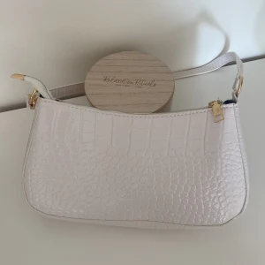 Handväska - Ny handväska från bershka. 