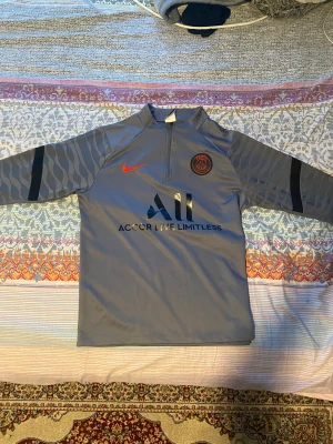 Psg tracksuit  - Grey /black/red psg tracksuit inte i min storlek så den är inte använd  om du vill ha byxorna så skriv till mig