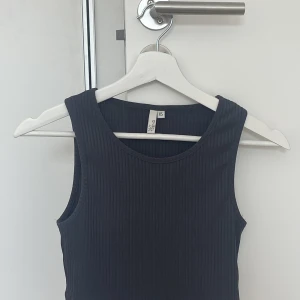 Linne  - Grått linne från Nelly. Passar både till vardags och fest 💕 Säljes pga. används inte. 