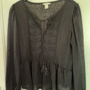 Svart tunn blus - Svart tunn blus perfekt för sommaren  Storlek M